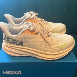 Hoka Clifton 9 women’s running sneaker size 8.5